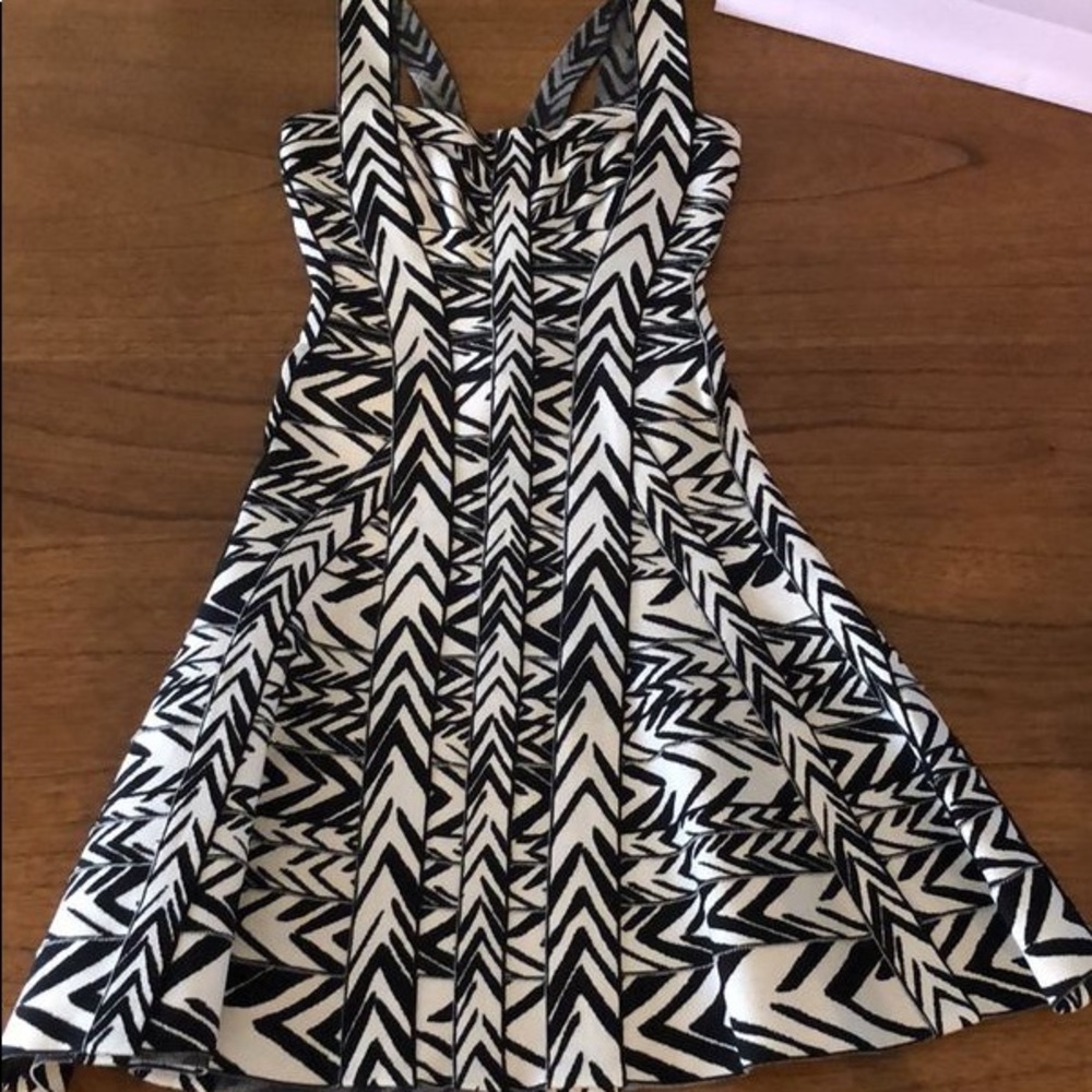 OFF THE RUNWAY Herve léger x MaxAzria Collab dress - Picture 4 of 9